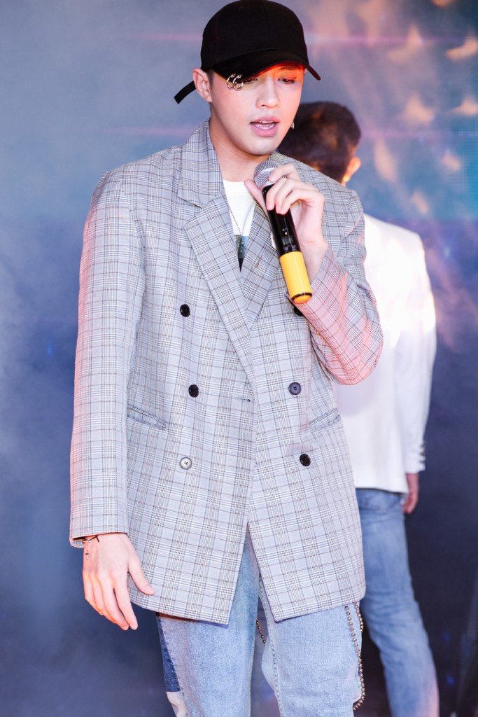 Xuất hiện tại show diễn hôm 5/10, Noo Phước Thịnh đã cắt tóc ngắn và luôn phải đội mũ để che đi.