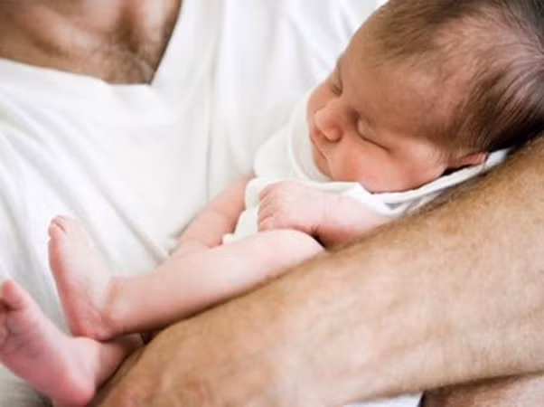 Khi bế đứa con nhỏ của mình, bố mẹ rất hạnh phúc, nhưng cũng thường có nhiều lo lắng.