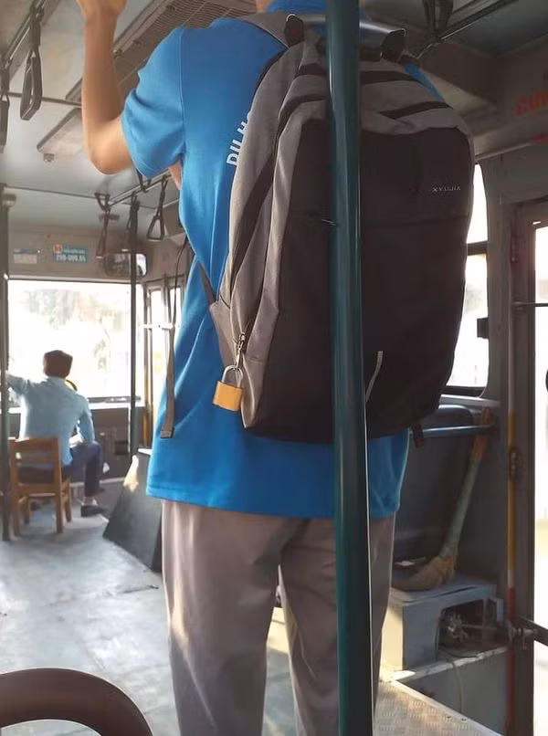 Cách bảo vệ tài sản khi đi xe bus vô cùng “bá đạo” của cậu sinh viên. (Ảnh: Nguyễn Thu Hường/Group Trường Người Ta)