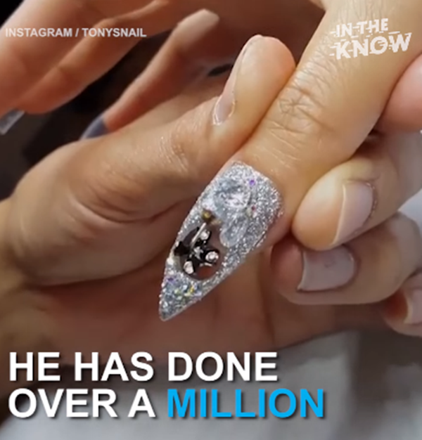 Con quay có đính hạt kim cương sẽ khiến bạn tỏa sáng.