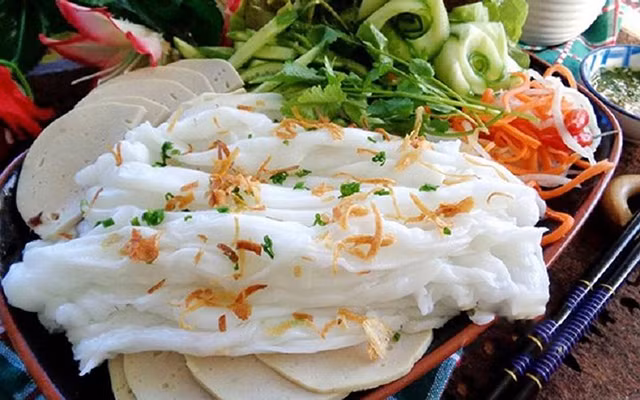 Bánh tráng (bánh cuốn/bánh ướt). Cũng gần giống với bánh cuốn Thanh Trì ở Hà Nội nhưng thay vì là bánh tráng mỏng kèm với nhân mọc nhĩ thì ở Hội An, bánh tráng còn có thêm tôm chấy. Khi ăn, bánh được rưới thêm mỡ hành rất thơm và ăn kèm chả lụa (giò lụa).