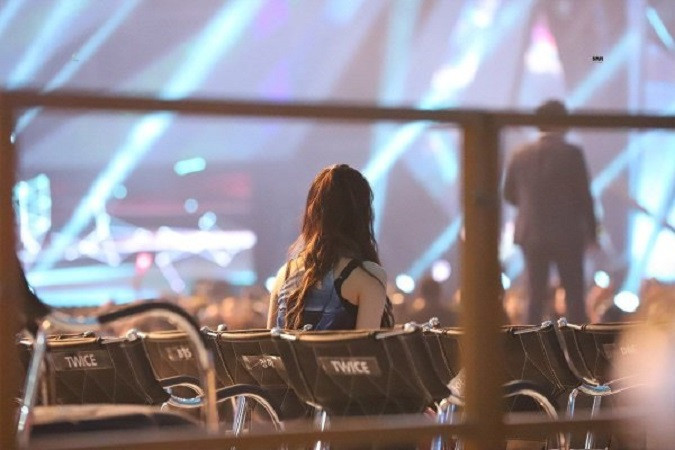 Nhìn Chungha cô đơn bên sân khấu rộng lớn mà các fan đều thấy thương cho cô nàng. Hẳn Chungha cũng chỉ ước gì có bạn đồng hành ở bên để cùng nói chuyện cho đỡ chán.