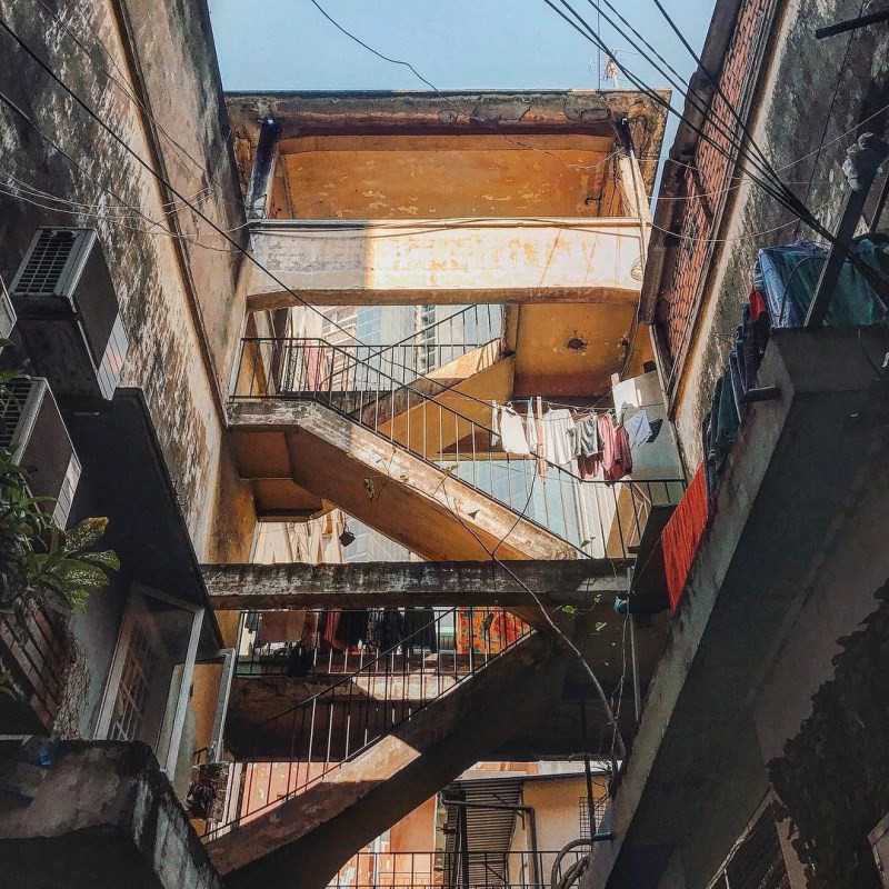 Góc cầu thang lãng mạn với giàn hoa. (Ảnh: IG @btain.tung)