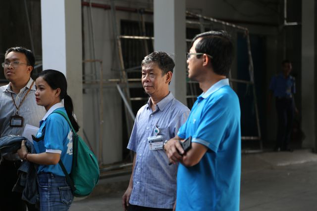 PGS.TS Phạm Hoàng Quân (thứ 2 từ phải qua) - Hiệu trưởng Trường ĐH Sài Gòn có mặt sớm dặn dò và động viên đội ngũ cán bộ trường hoàn thành nhiệm vụ được phân công. PGS.TS Phạm Hoàng Quân (thứ 2 từ phải qua) - Hiệu trưởng Trường ĐH Sài Gòn có mặt sớm dặn dò và động viên đội ngũ cán bộ trường hoàn thành nhiệm vụ được phân công.