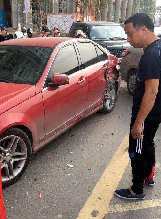 Xe biển xanh và xe Mercedes bị hư hỏng nhẹ.