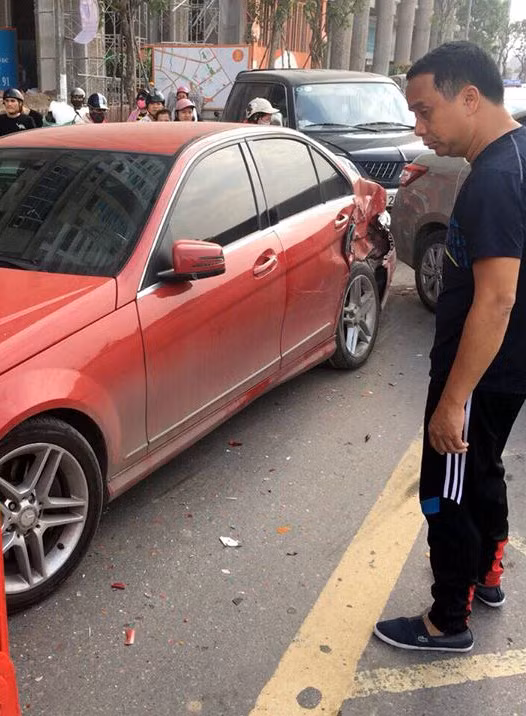 Xe biển xanh và xe Mercedes bị hư hỏng nhẹ.