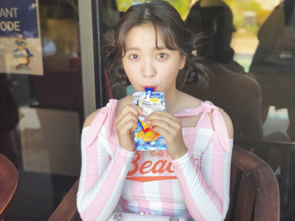 Nếu chỉ nhìn hình này, Yeri (Red Velvet) đã có chiếc áo hồng điệu đà dễ thương hết biết.