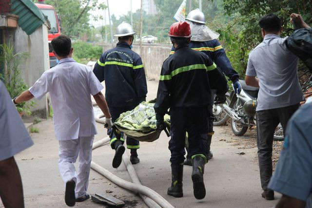 Thi thể nạn nhân thứ 7 được đưa ra khỏi hiện trường. (Ảnh: Nguyễn Trường) Thi thể nạn nhân thứ 7 được đưa ra khỏi hiện trường. (Ảnh: Nguyễn Trường)