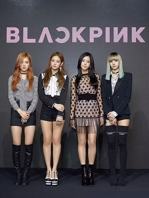 Ngày 8/8/2016, Black Pink chính thức chào sân với showcase debut. 4 thành viên của nhóm bao gồm Rosé (1997), Jennie (1996), Ji Soo (1995), Lisa (1997). Black Pink là nhóm nhạc duy nhất trong lịch sử Kpop không có trưởng nhóm. Sau khi showcase kết thúc, hai single Boombayah và Whistle nằm trong album đầu tiên Square One được phát hành. 