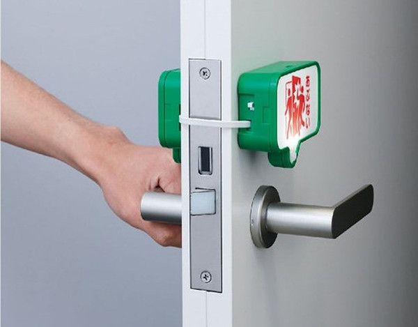 Mỗi khi có người đến gần cửa (khoảng 4m), thiết bị sẽ sáng lên, cảnh báo chủ sở hữu.