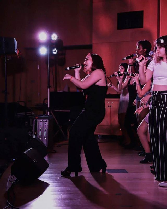 Đỗ Quyên hát trong một buổi biểu diễn âm nhạc.