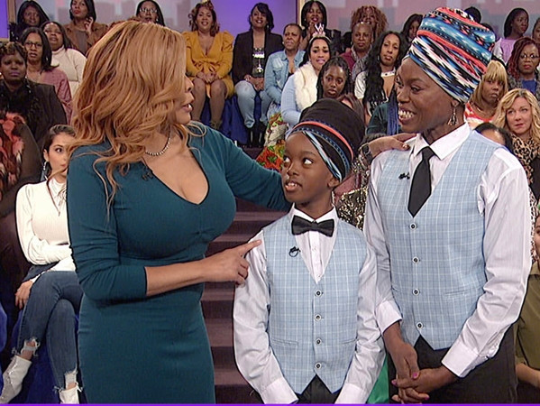 Obocho và mẹ được mời tham gia một chương trình truyền hình để chia sẻ về “sứ mệnh” mà cậu bé theo đuổi.