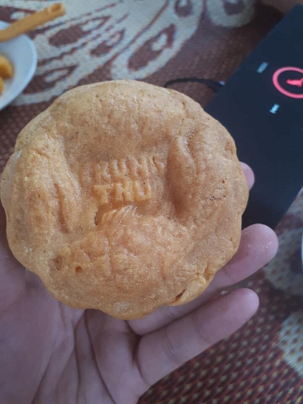 Chắc chắn nhất thì cứ ghi rõ tên bánh thế này là không còn ai thắc mắc nữa nhé! (Ảnh: Phạm Thị Lan Anh)