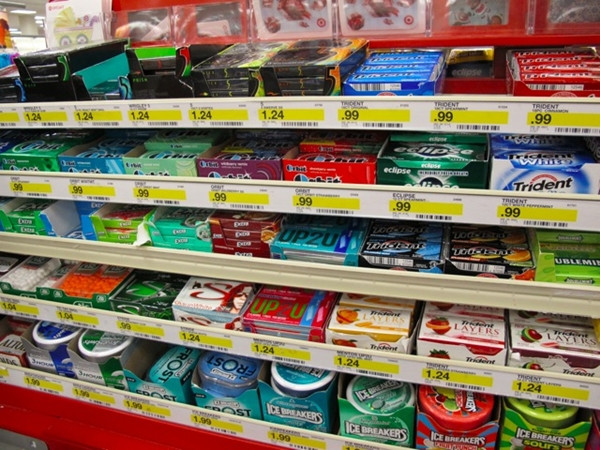 Nếu nhai kẹo cao su xong mà bạn cảm thấy khô miệng, khó chịu, thì rất có thể là cơ thể bạn phản ứng với những thành phần nhựa, sáp, mùi nhân tạo… trong kẹo đấy.