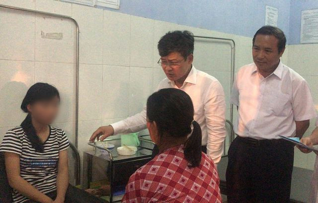 Phó Chủ tịch UBND tỉnh Hưng Yên Nguyễn Duy Hưng (đeo kính) thăm hỏi sức khỏe cháu Y. tại Bệnh viện tâm thần kinh Hưng Yên vào ngày 30/3.