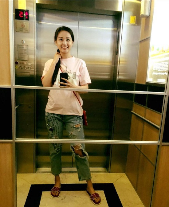 Thoải mái diện những bộ trang phục đời thường mà không sợ ai dòm ngó.