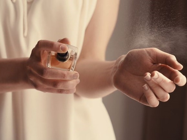 Xoa chút kem dưỡng ẩm lên điểm mà bạn xịt nước hoa thì nước hoa sẽ giữ mùi lâu hơn.
