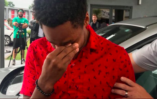 Jenny Lamey xúc động trước món quà bất ngờ. Ảnh: Twitter