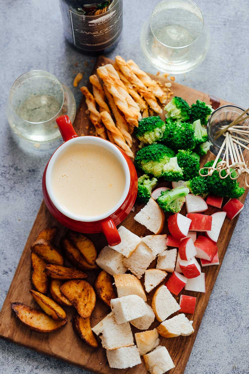 Phô mai fondue ăn kèm với bánh mì cắt miếng nhỏ, các loại đồ nguội như thịt hun khói, xúc xích, salami, và một vài loại rau củ như khoai tây hay nấm.