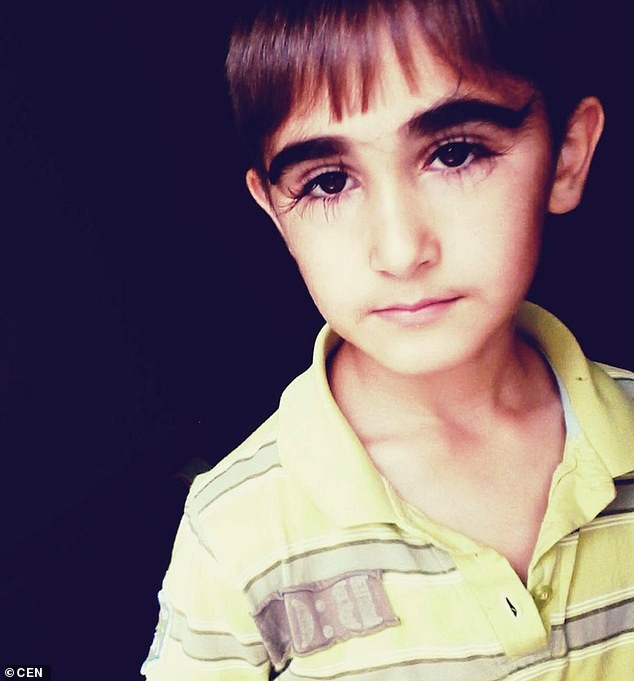 Cậu bé khá thoải mái với cặp lông mi dài bất thường. Ảnh: CEN