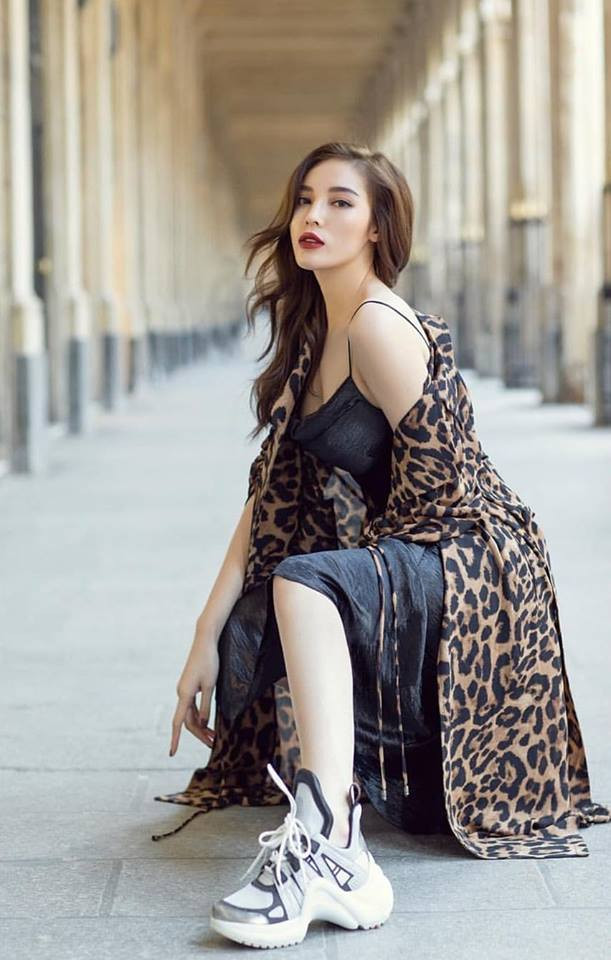 Kỳ Duyên ngày càng khẳng định được phong cách của mình khi tinh tế phối hợp áo choàng họa tiết da báo mỏng với váy hai dây bên trong và sneaker lạ mắt.