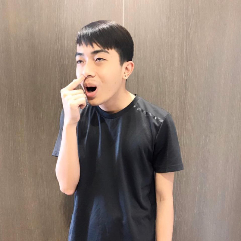 Cris có sở thích tự dìm hàng bản thân.