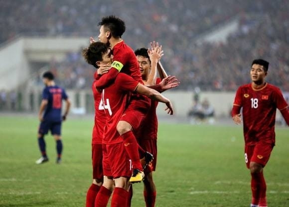 Dù nay đã là đội trưởng, song Quang Hải vẫn được đàn em Hoàng Đức cõng...