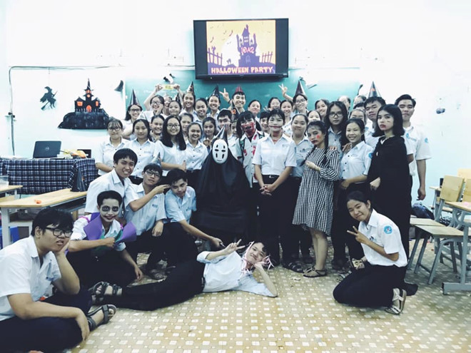 Thầy Nhật Hoàng và học trò trong bữa tiệc Halloween. Ảnh: FBNV.