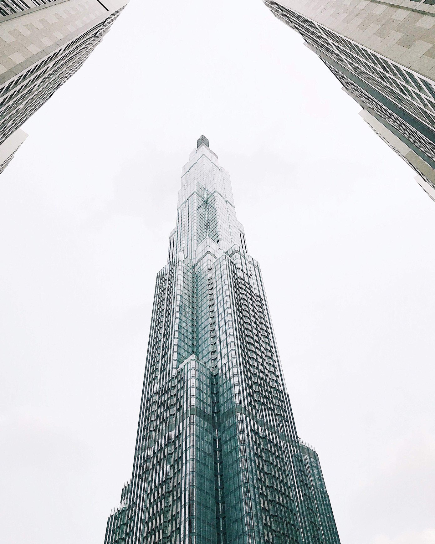 Landmark 81 có vốn đầu tư khoảng 1,4 tỷ USD, diện tích mặt sàn là 241.000m2. Kiến trúc toà nhà cao nhất Việt Nam này được lấy cảm hứng từ hình ảnh bó tre truyền thống.