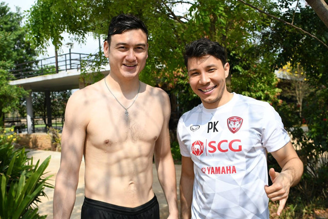 Văn Lâm tái hợp với "coach" Jam tại Muangthong United. Ảnh: MTUTD. Văn Lâm tái hợp với "coach" Jam tại Muangthong United. Ảnh: MTUTD.