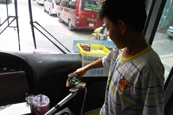 Nhiều trẻ nhỏ khi lên xe được ăn kẹo miễn phí và thoải mái.