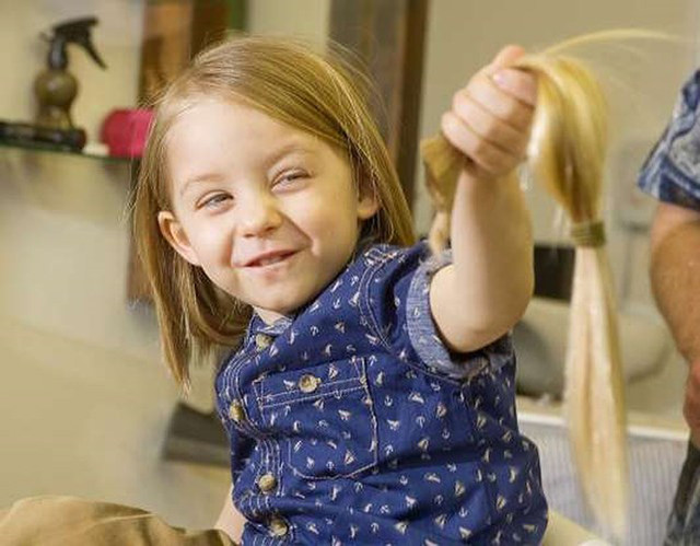 Một cô bé 3 tuổi ở Anh quyên góp tóc của mình để làm tóc giả cho những trẻ em đang chiến đấu với căn bệnh ung thư.