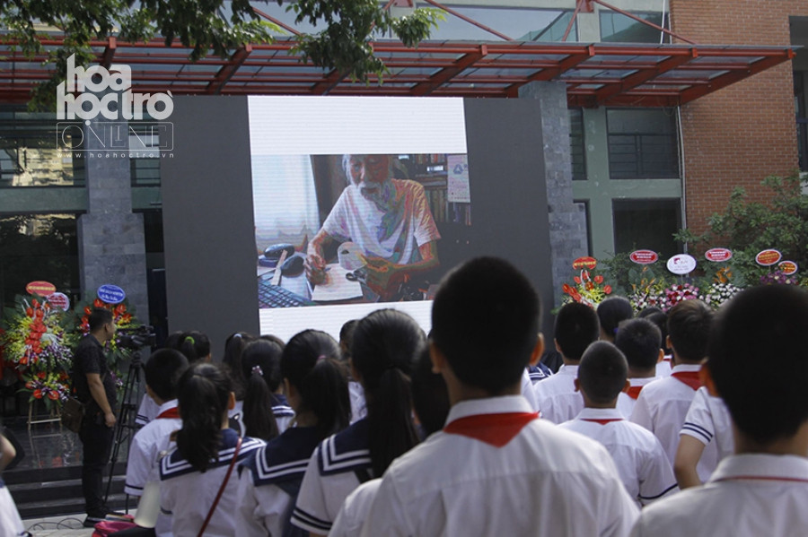 Trên màn hình lớn chiếu lại những câu nói hay và những cuốn sách do thầy Văn Như Cương biên soạn.