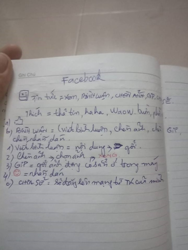 Nhiều ông bố, bà mẹ cẩn thận ghi chú lại những điều con dạy, khó quá thì lại: "Thôi con viết hết vào đây đi để bố nghiên cứu dần".