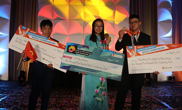Thảo Nguyên cùng hai đại diện của Việt Nam giành huy chương cuộc thi Vô địch Tin học Văn phòng Thế giới (MOSWC 2018).