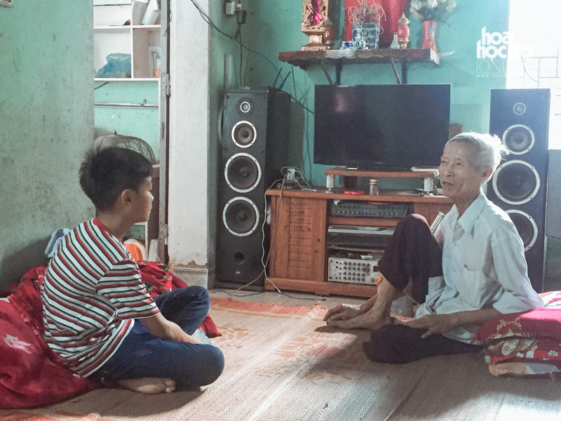 Em C. (bên trái) kể rằng mình đã bị cô T. tát với lý do không mang sách khi đến tiết học môn Giáo dục công dân.