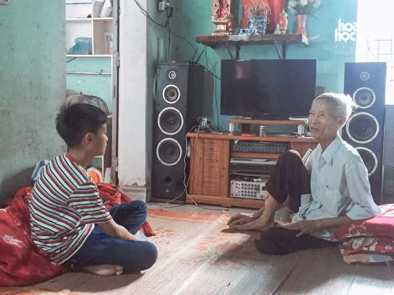 Em C. (bên trái) kể rằng mình đã bị cô T. tát với lý do không mang sách khi đến tiết học môn Giáo dục công dân.