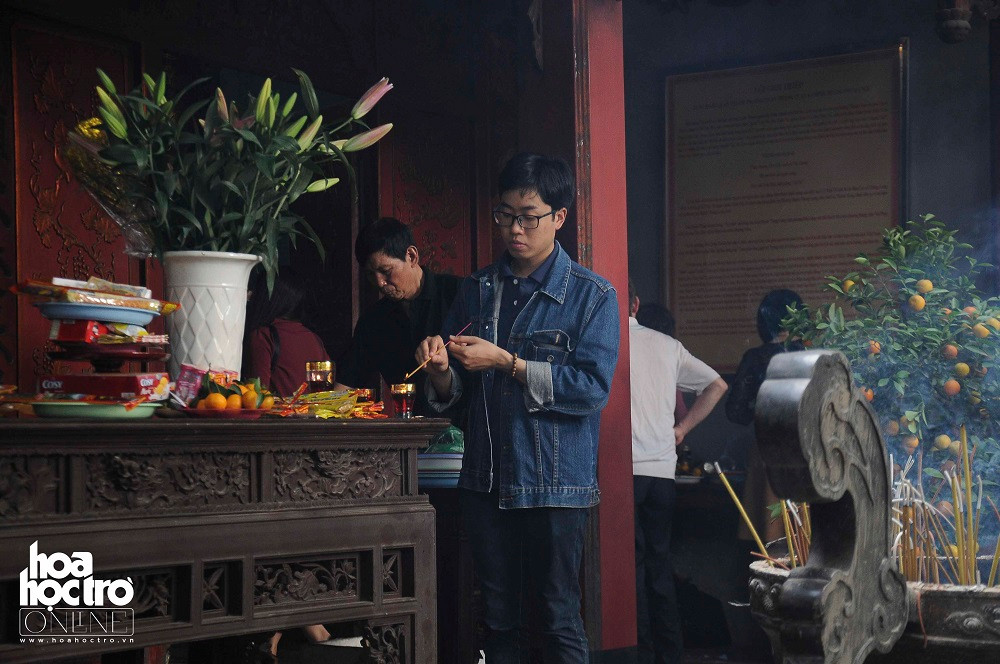 Vào ngày này, nhiều các bạn trẻ cũng tới cúng lễ, dâng hương cùng gia đình mình.