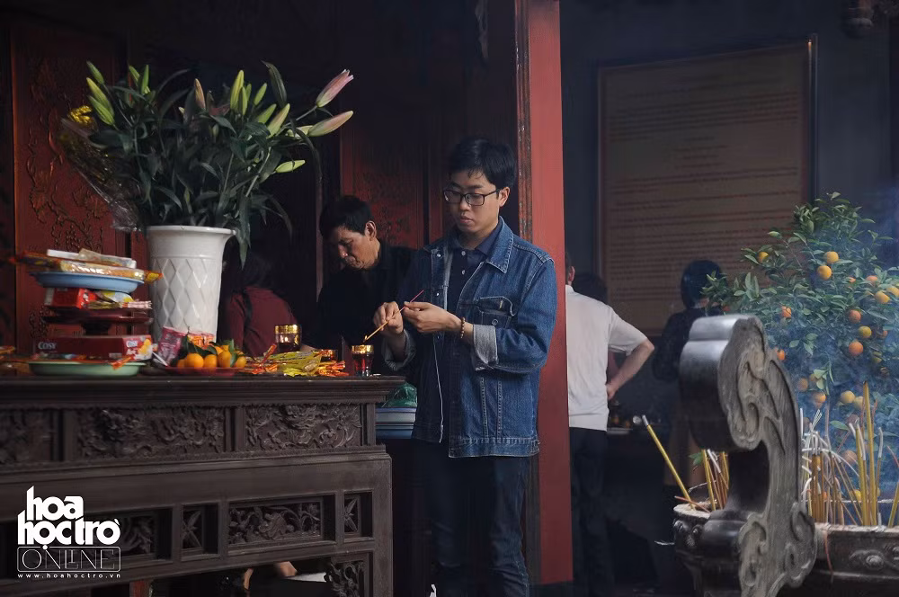 Vào ngày này, nhiều các bạn trẻ cũng tới cúng lễ, dâng hương cùng gia đình mình.