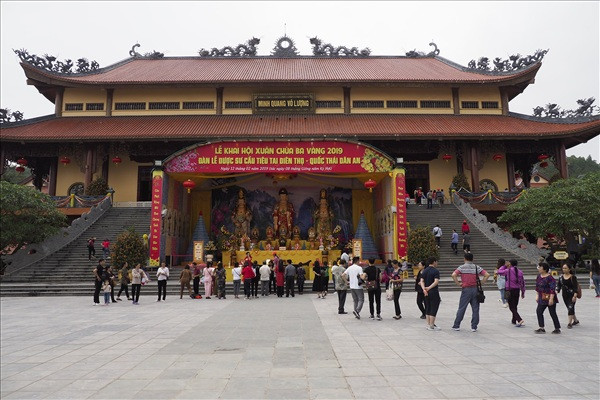 Cảnh không quá đông đúc trước cổng chùa Ba Vàng. (Ảnh: H.H)