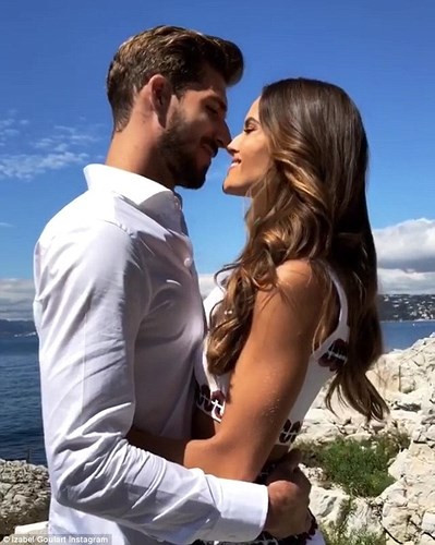 Siêu mẫu Izabel Goulart tình tứ bên thủ thành người Đức Kevin Trapp.