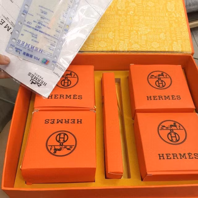 Hộp bánh Trung Thu hiệu Hermes có đầy đủ hóa đơn. Ảnh: Hồng Vân.