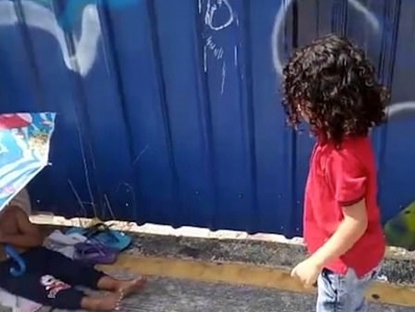 Cheikh nhìn thấy cậu bé vô gia cư không có giày, và vội vàng chạy tới.