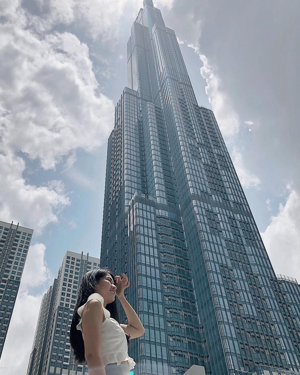 Hot girl Kiều Trinh (Xíu) cũng đã nhanh tay có ảnh check-in ở Landmark 81 vào ngày khai trương khu ăn chơi - mua sắm. (Ảnh: IG @kieutrinhxiu) Hot girl Kiều Trinh (Xíu) cũng đã nhanh tay có ảnh check-in ở Landmark 81 vào ngày khai trương khu ăn chơi - mua sắm. (Ảnh: IG @kieutrinhxiu)