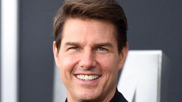 Tom Cruise là một trong những nam diễn viên từng sở hữu hàm răng khấp khểnh và đã phải khổ sở chỉnh sửa lại để sở hữu ngoại hình lung linh. Tuy nhiên hai chiếc răng cửa đã mọc lệch hẳn sang một bên khiến cho nụ cười của Tom Cruise khó có thể trở nên hoàn hảo.