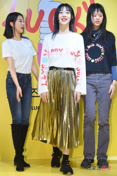 Trang phục mà Sulli chọn đi dự sự kiện cũng không có gì đặc sắc hay ấn tượng.