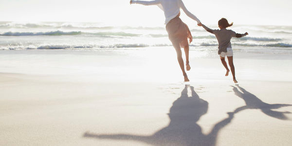 Hơn 20 năm nuôi dưỡng con mình nên người, không một ai mà không đau lòng trước sự thật này. (Ảnh minh họa)