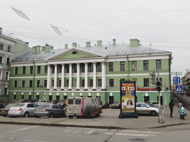 Bên ngoài ngôi nhà ma rất bình thường...Ảnh: LENADURENKO.