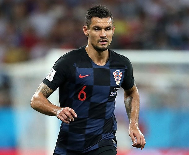Trung vệ: Lovren.