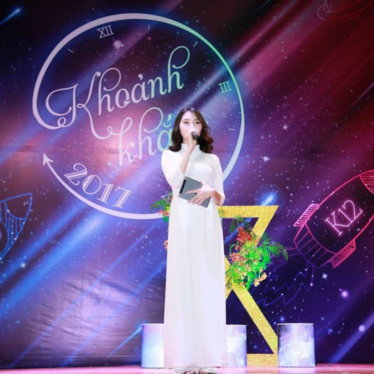 Khánh Linh vốn được bạn bè biết tới là một nữ sinh đa tài, có khả năng ca hát, nhảy, dẫn chương trình…